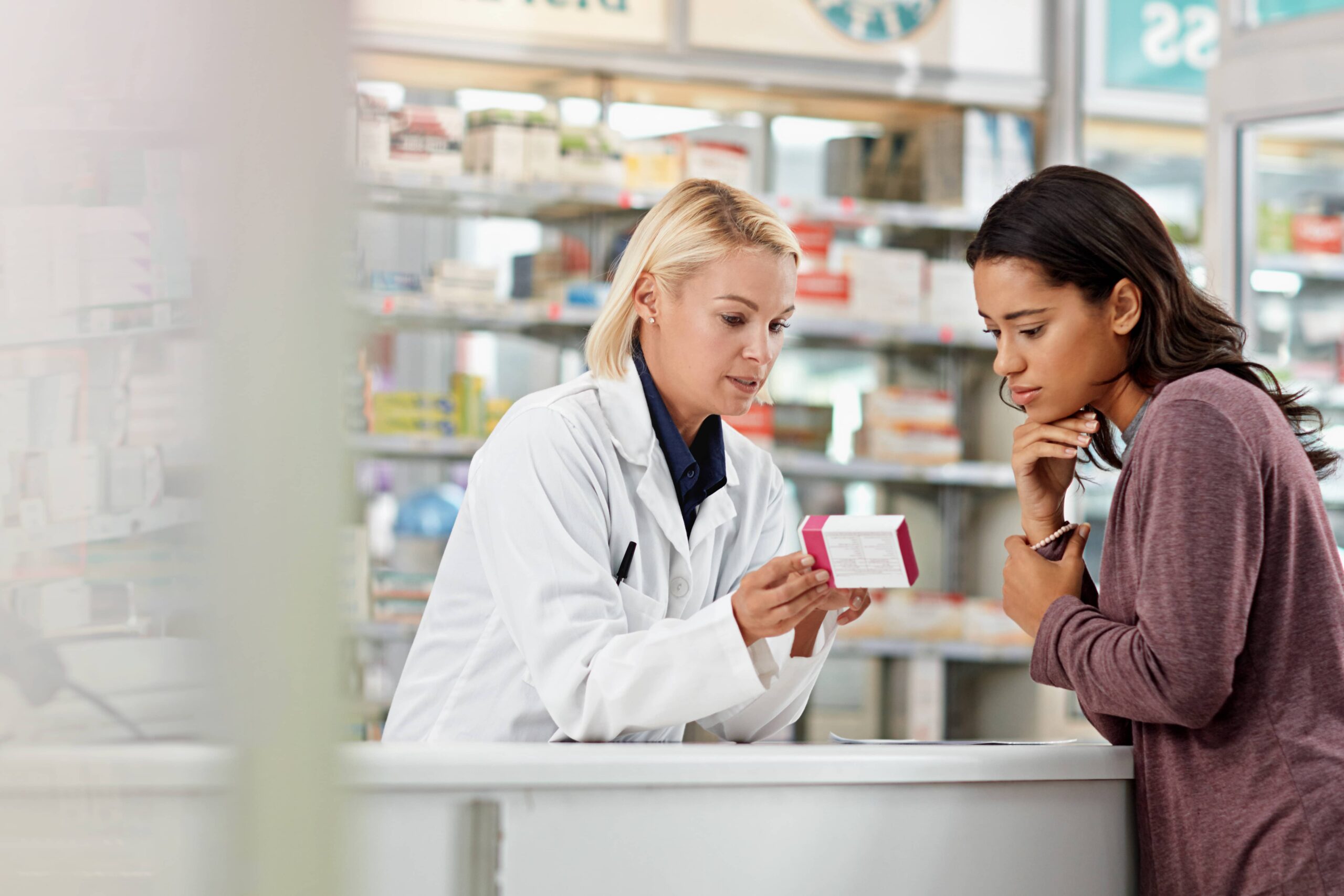 Beratung des Kunden und Konzentration des Apothekers an der Kasse für fachkundige Hilfe und Kundenservice.